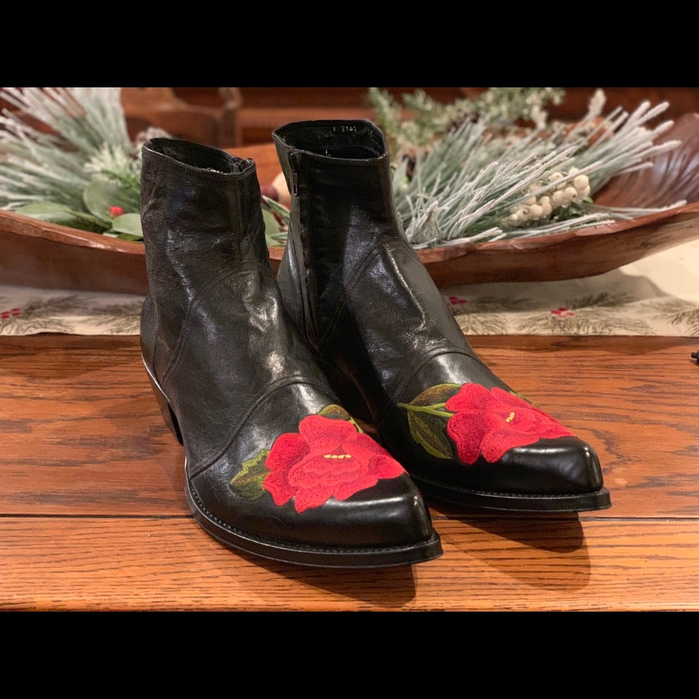 Handmade leather shoes with embroidered rose